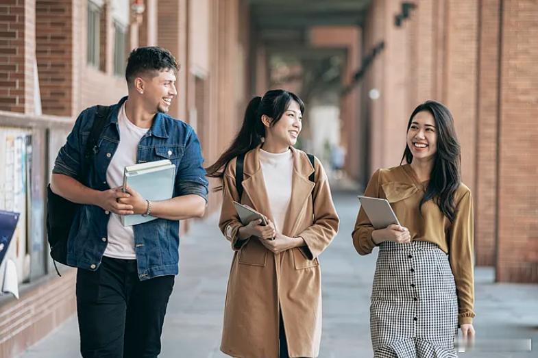 #留学人数降至10年前#【人数降至十年前水平：#年轻人为何不爱出国留学了#？】2026年高考，湖南考生李浩轩（化名）取得了642分。这一分数在湖南物理类考生中属于高分段，具备冲击多数“985”高校的实力，最终他将志愿锁定在北京航空航天大学中法未来科技学院（下称“中法未来科技学院”）。

中法未来科 ​