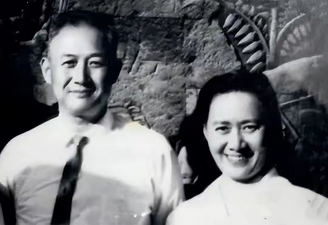 1962年，我国驻柬埔寨大使陈叔亮（左）与夫人康岱沙（右）在柬埔寨吴哥窟时的合影