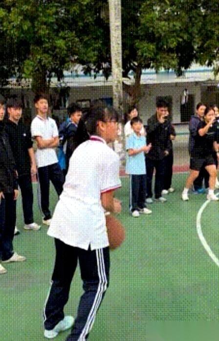 一个戴眼镜、一米六的姑娘，文文静静走过来说：我能补个位吗？ 球场上那帮...