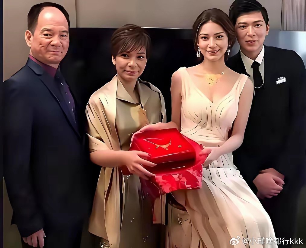 2018年马筱梅与设计师郑扬融幸福完婚，娘家赠送整套黄金饰品。从她母亲的打扮不难看出，马筱梅家庭殷实，背景强大​​​​
