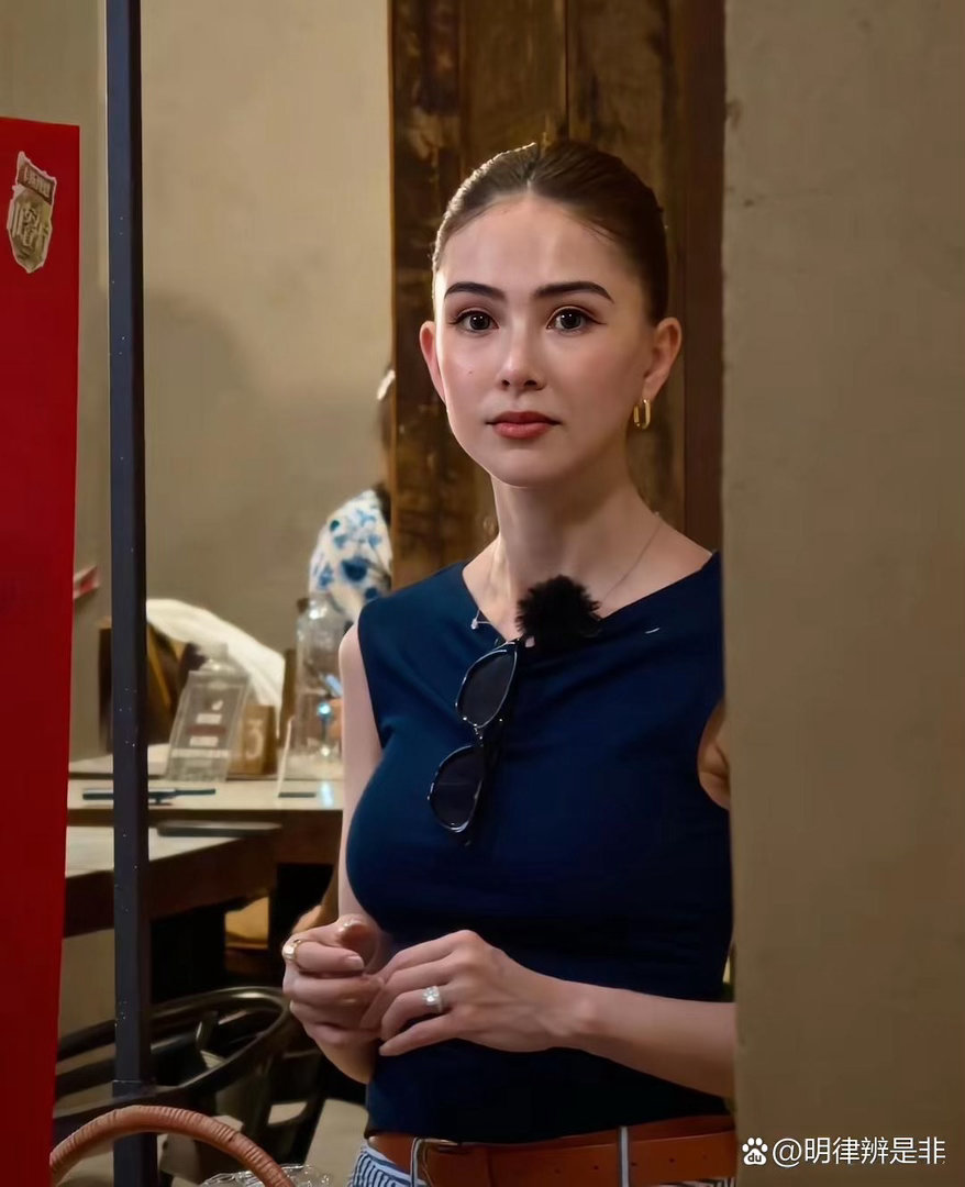 现在全网最后悔的就是周杰伦吧？不是演唱会不火，而是他做了一个最亏的买卖，那就是他老婆昆凌去上《中餐厅》。同意昆凌去上《中餐厅》，周杰伦估计是想让她露露脸，镀镀金，赚点路人缘。结果没想到，节目一录完，周杰伦的身份变了，他的粉丝全成昆凌的粉丝，当初都管昆凌喊嫂子，现在全管周杰伦喊姐夫 ​
