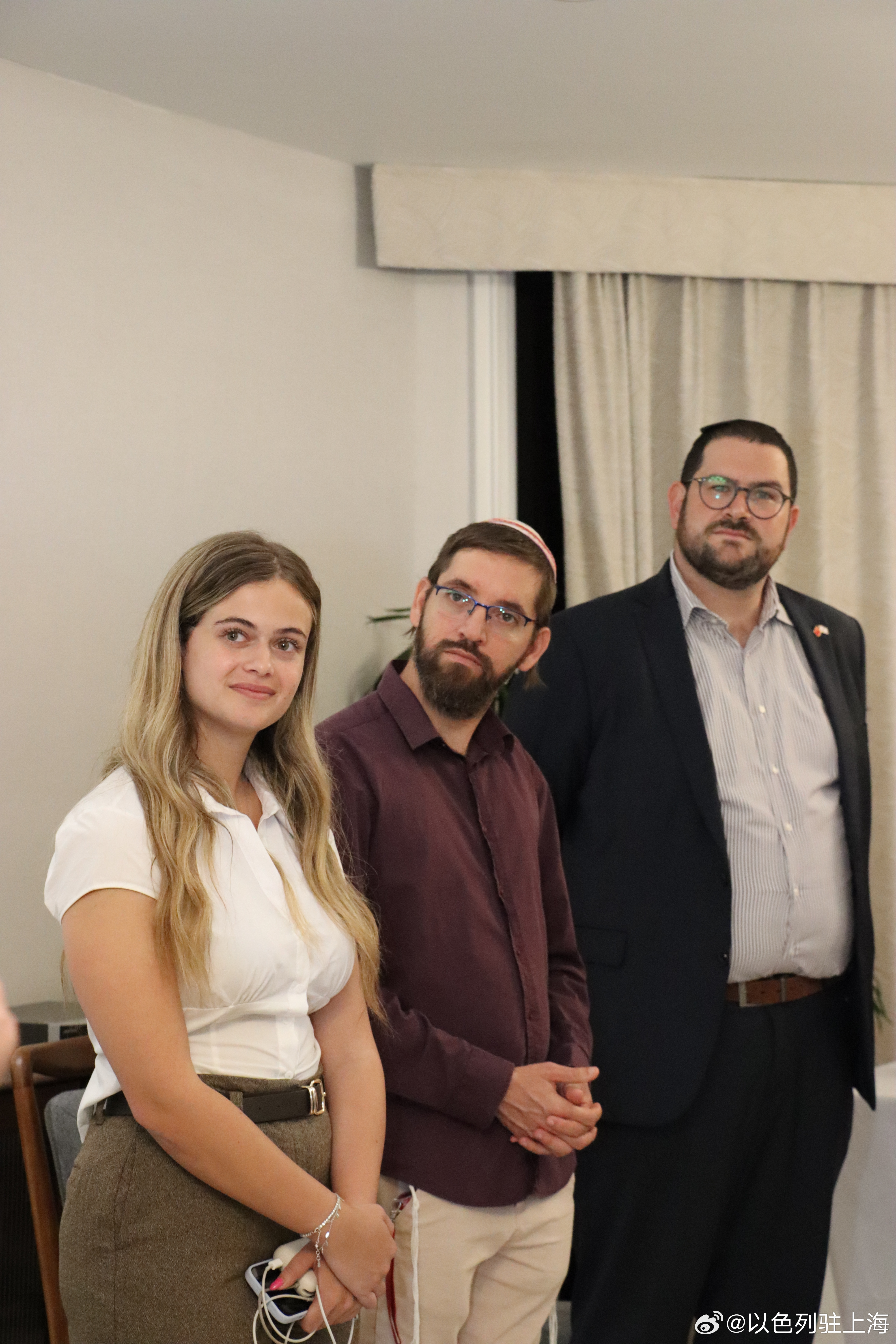 【以色列媒体团访沪，总领事亲切招待共话交流】

日前，以色列驻沪总领事马坦设宴招待了来自以色列Channel 10的记者团及多位社交媒体创作者。

在轻松友好的氛围中，双方围绕中以文化交流、上海城市发展等话题展开深入对话。从专业媒体到网络创作者，这场聚会不仅是面对面的交流，更是一次 ​