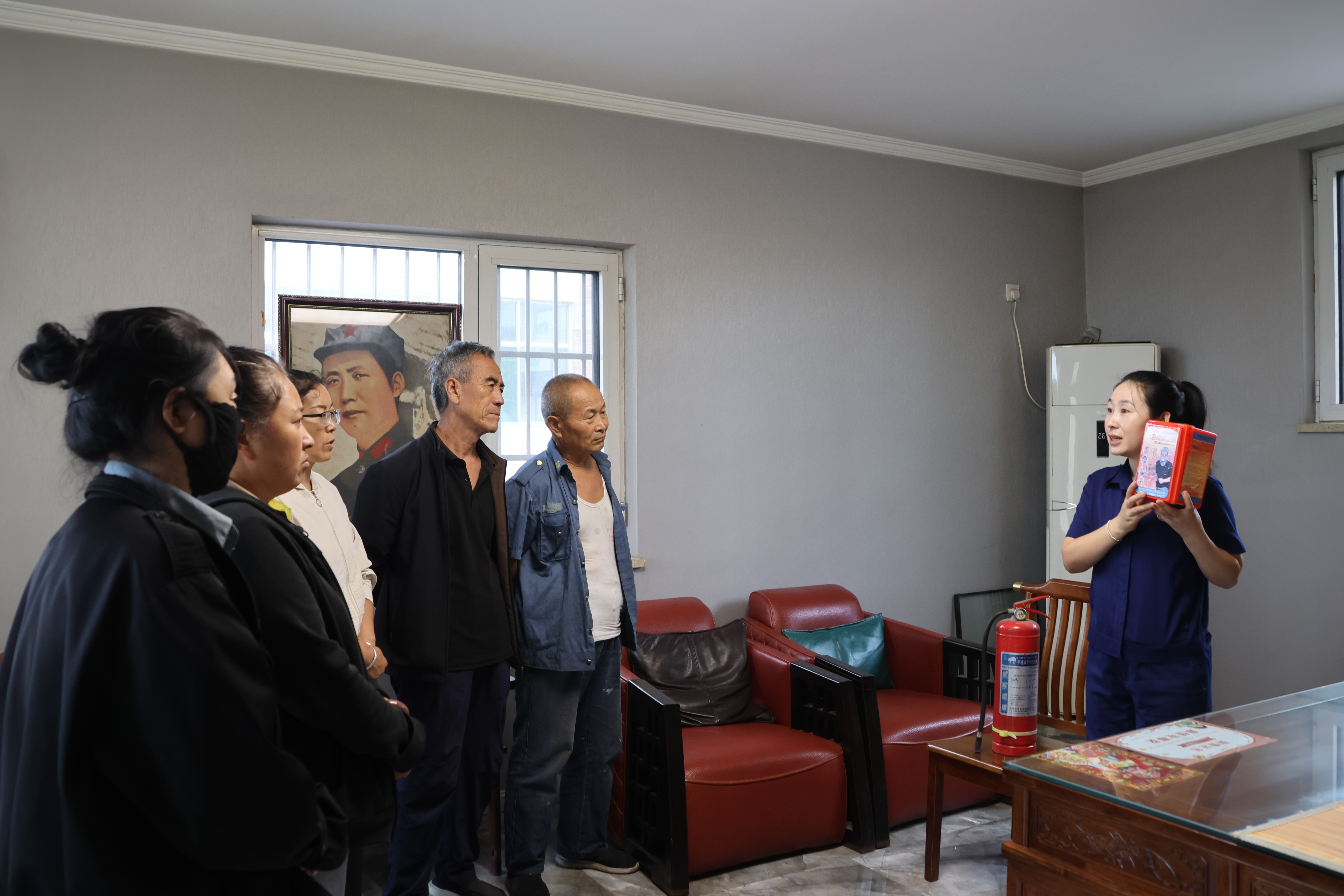 【#消防演练进社区# 】近日，临县消防救援大队走进凤凰名居住宅小区，开展消防应急演练和消防安全宣传。现场组织居民开展疏散逃生，手把手教学灭火器实操，讲解居家用火用电、电动车停放充电等防火要点，提升群众应急逃生与初期火灾处置能力，守好居家消防安全防线。#居家消防安全##消防科普 ​