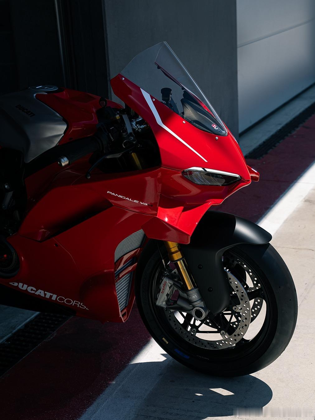 意大利百年#摩托车# 品牌 Ducati 或被大众汽车集团出售
德国大众汽车集团（Volkswagen Group）监事会全票通过董事会提交的“2030未来计划”（Future 2030），开启集团史上最大规模转型计划。
按照该计划，集团旗下意大利百年摩托车品牌 Ducati（杜卡迪）被列为待处置资产，可能会被整体或部分出售。
据 ​