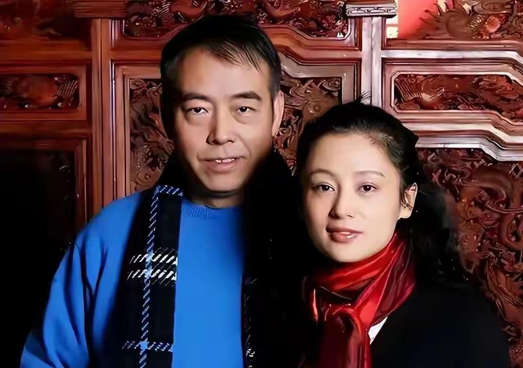 陈飞宇用十几分钟反派戏份，把“资源咖”的标签撕了个干净。2026年国庆档《神探之痕迹》里，他演的马朝阳表面阳光、内里偏执，审讯室那场狞笑和独处时的冷漠松弛，层次分明，被观众称为全片最大惊喜。他16岁出道就被骂靠爹，可这些年坚持原声出演，2021年还主动退掉美国国籍回归中国籍。说到底，星二代的光环是入