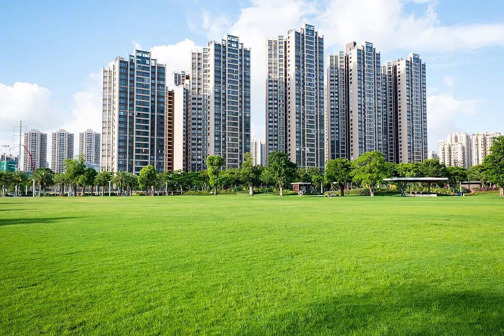 【住房城乡建设部：#公积金提取手续将进一步简化##拓宽住房公积金提取与使用范围#】新修订的《住房公积金管理条例》将于9月20日正式实施。住房城乡建设部有关负责人今天在国新办举行的发布会上介绍，新修订的《条例》积极顺应我国房地产市场发展变化，以满足缴存人不同阶段多样化住房需求为主要目标， ​