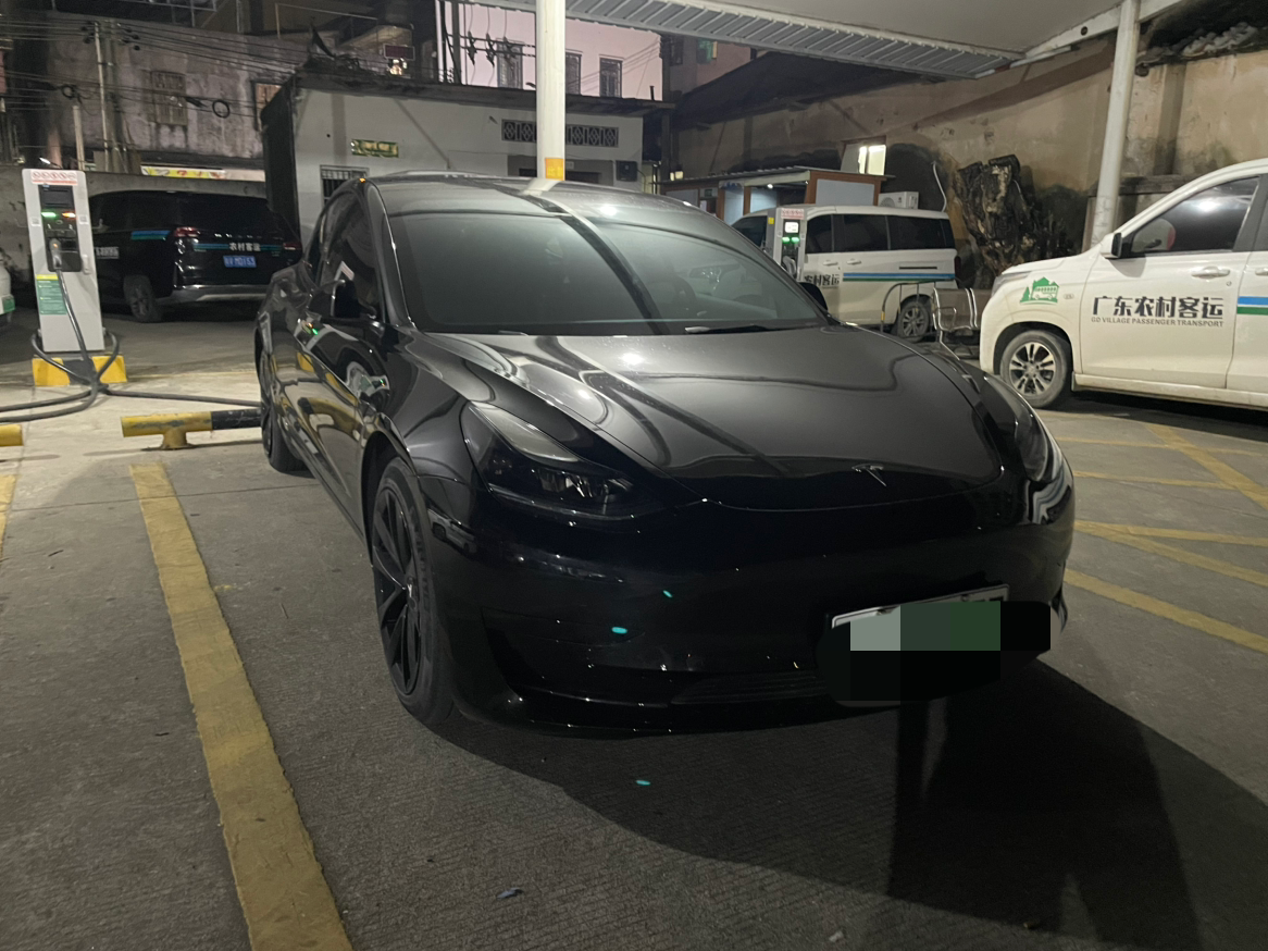 二手经典老车，我觉得蛮值得收藏入手的，不过要看款式。比如我这辆22年改款的老特斯拉Model3，造型和新版的焕新Model3有很大的区别，前脸更加圆润，搭配迷人大眼。风格和新款特别不一样，最重要是已经停产了，卖一辆少一辆，如果能以二手车的价格拿下这个车，简直是超值的。【来自懂车帝车友圈】