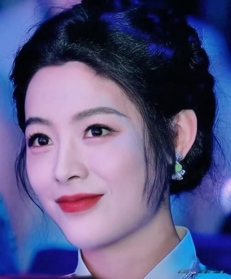 这位美女娇俏明媚，妩媚动人，温婉可爱，眉宇之间略有英气，美得很有韵味，她是谁呀？