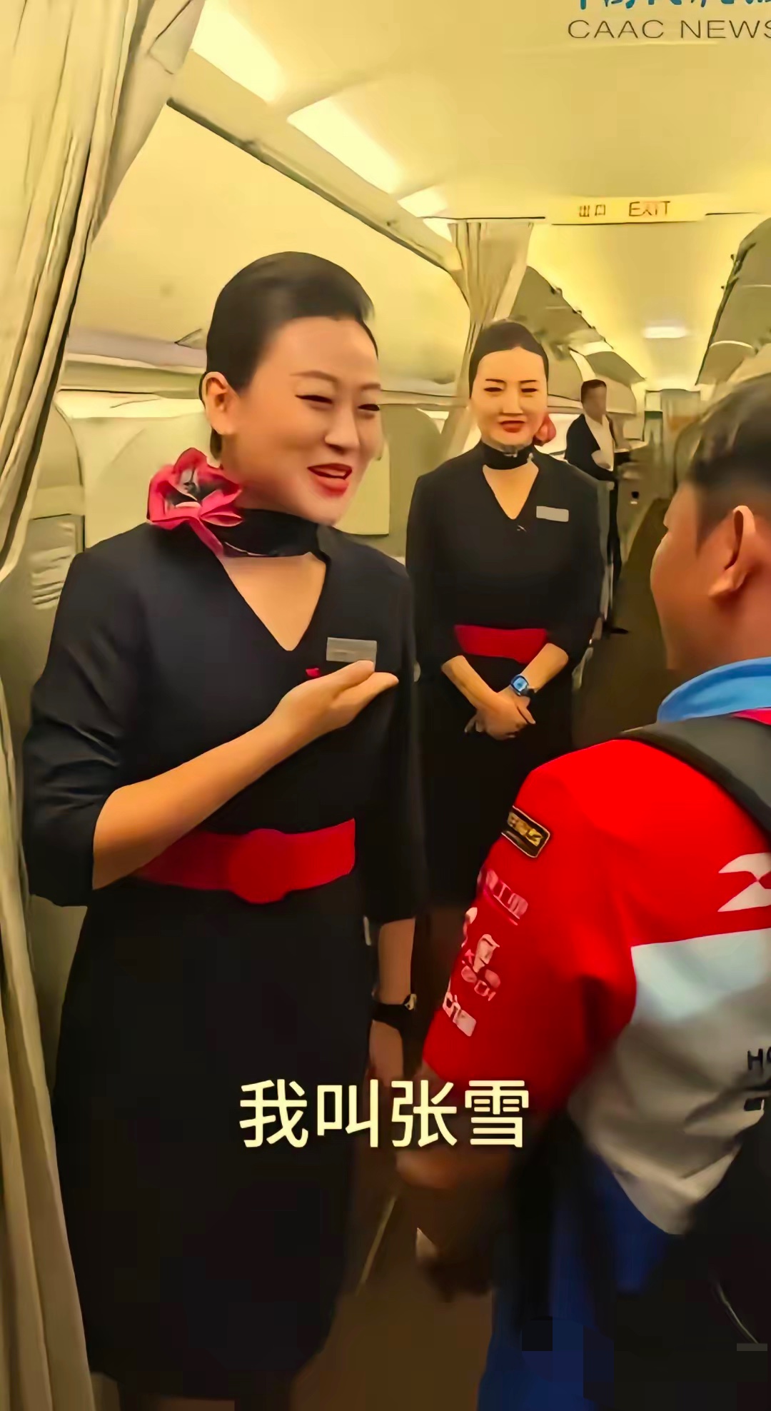 万米高空的航班上，发生了一场特别奇妙的相遇。
张雪搭乘航班去上海参加摩托车赛事，