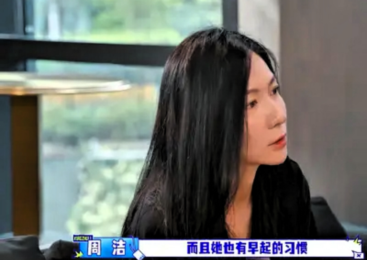 胡军和李乃文刚接过“佟丽娅两天助理体验卡”，手还没焐热，经纪人就甩来一句：“丫丫起床比闹钟还准——七八点？那算她赖床！”

俩人一愣，齐刷刷抬眉：“啊？？”

经纪人眼皮都不抬：“朵朵晨读雷打不动，娘俩六点半坐书桌前，丫丫边陪读边自己打底、画眉、贴双眼皮——没化妆师，真·素手上阵。”

胡军当场把保