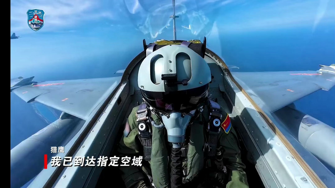 #南部战区位中国黄岩岛领海领空及周边区域组织战备警巡# 用教-10应对菲律宾的低速小飞机是非常合适的，亮点：挂的PL-5近距空空导弹的实弹。  ​