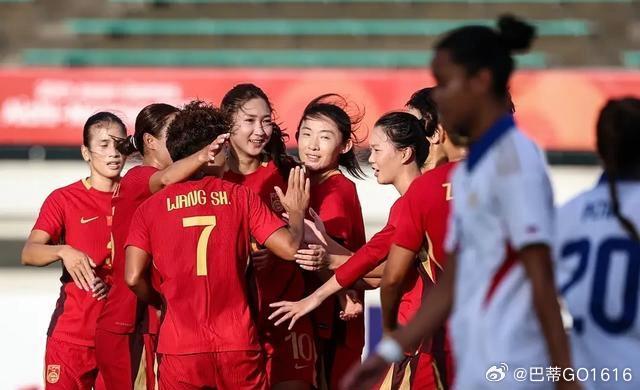今天下午14:00，亚运女足1/4决赛中国女足对阵越南女足，单场定四强！

历史交锋中国女足15战全胜，进55球仅失3球，心理优势拉满。小组赛中国2胜1平积7分头名出线，进11球火力强劲；越南1平2负仅积1分，靠小组第三惊险晋级。

越南大概率摆出5-4-1铁桶阵死守反击，中国女足需耐心破密集防守，警惕定位球 ​