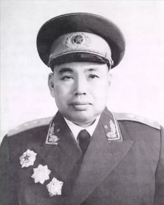 1985年10月22日，许世友病逝。三个月后，南京军事法院的法庭上，审判长念出了一句话——&34;许建军同志系被诬陷，无罪。&34;旁听席上，许世友的妻子田普猝然掩面，泣不成声。

许建军是许世友的次子，早年就在空军系统干，做到南京空军司令部团级参谋。论出身，将门之子；论脾气，许世友对他从不含糊。家里规矩摆在那