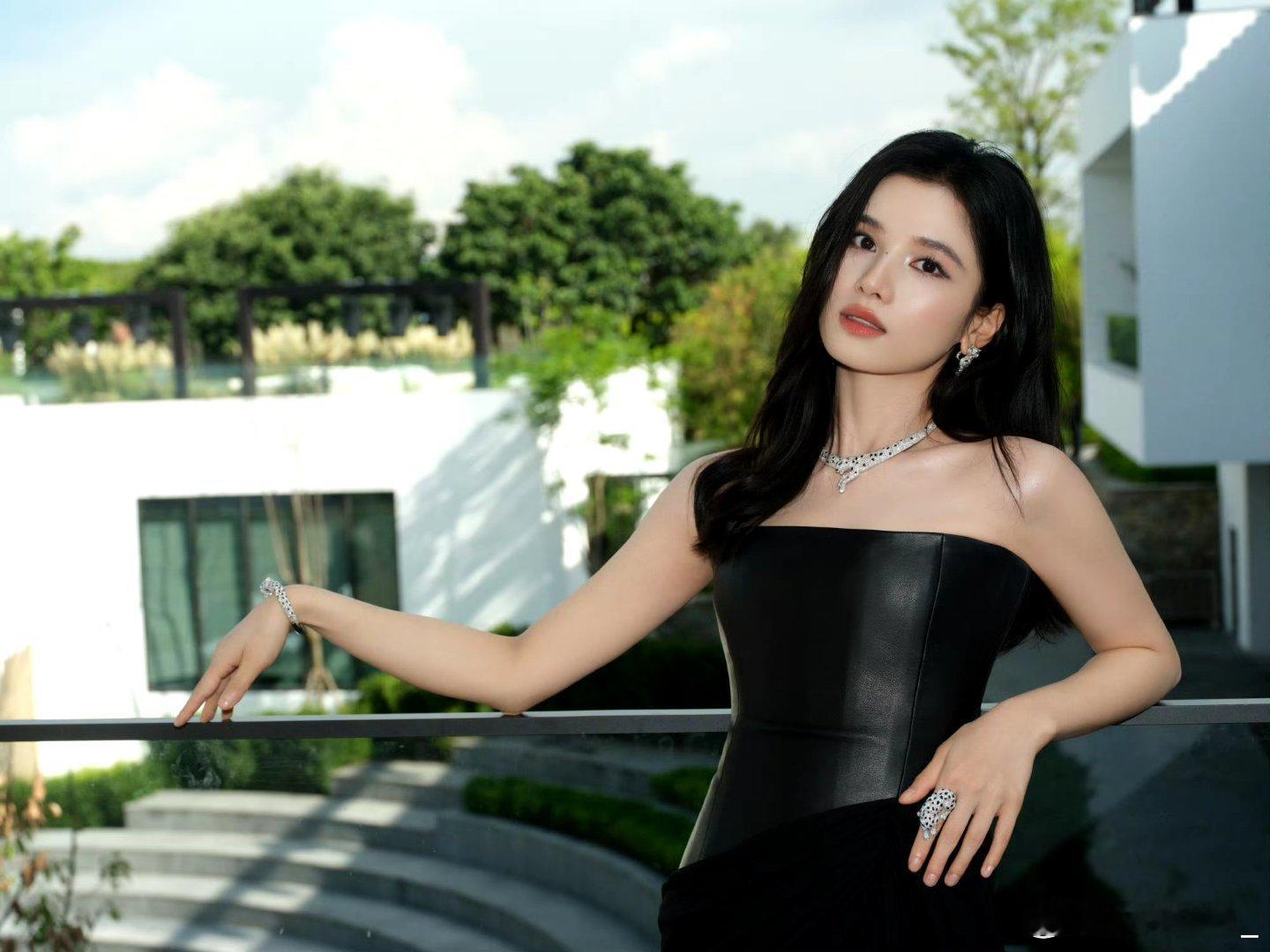 #张婧仪[超话]# zjy#张婧仪代言比亚迪秦max# 

“你眼中的点点星光，是我将一生奔赴的星辰.” "𝓣𝓱𝓮 𝓼𝓽𝓪𝓻𝓼 𝓲𝓷 𝔂𝓸𝓾𝓻 𝓮𝔂𝓮𝓼 𝓪𝓻𝓮 𝓽𝓱𝓮 𝓼𝓽𝓪𝓻𝓼 𝓘 𝔀𝓲𝓵𝓵 𝓰𝓸 𝓽𝓸."

​