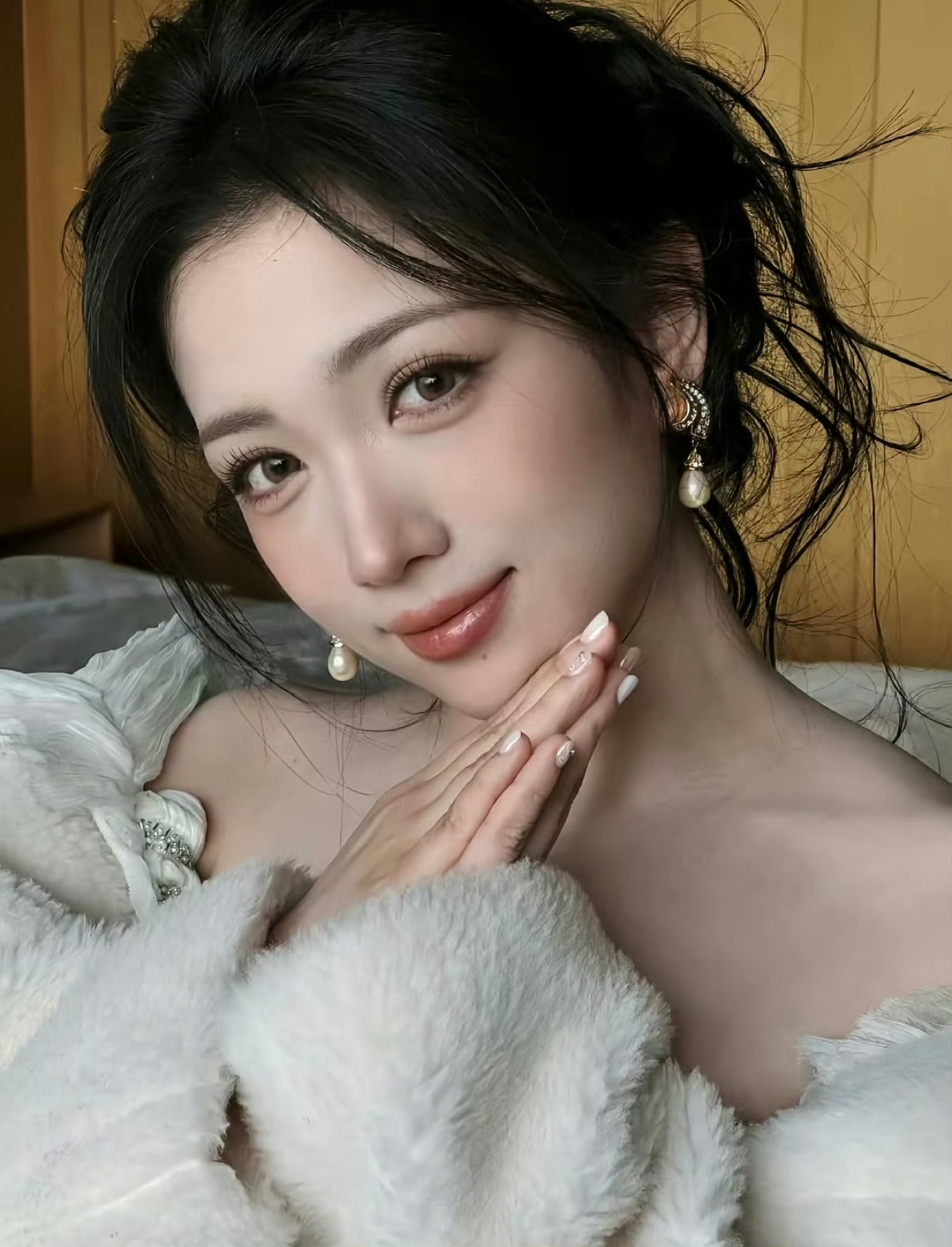 代露娃发长文回应《我家那闺女》中的言论。

她在节目中描述小时候和父母的相处，结果被网友扒出来，父母全力托举她的梦想。她发长文回应表示，有很多误解的声音，父母只是不知道如何表达爱她。

至于她的高考成绩、艺考费用，网上流传的都不是真实的，一些所谓的“截图”，她会选择用合法合规的方式去处理。

讲真，