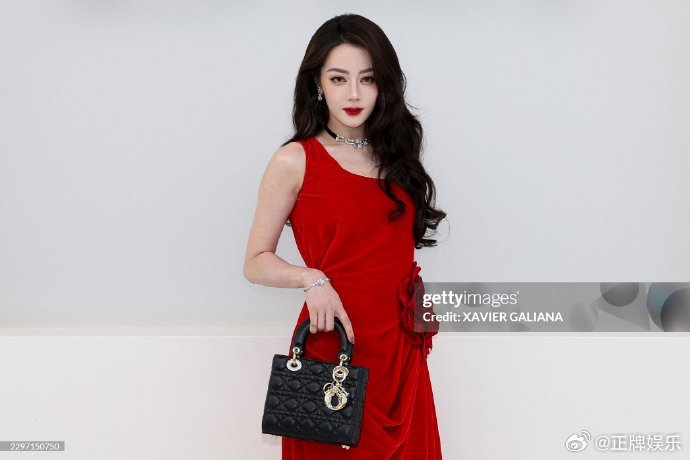 #G社镜头下迪丽热巴生图状态##迪丽热巴与迪奥董事长合照#G社拍的迪丽热巴与迪奥董事长兼CEO合照！生图状态非常抗打！热巴状态在线，和品牌高层同游巴黎秀场。这抹明艳 me已倾倒[心] ​