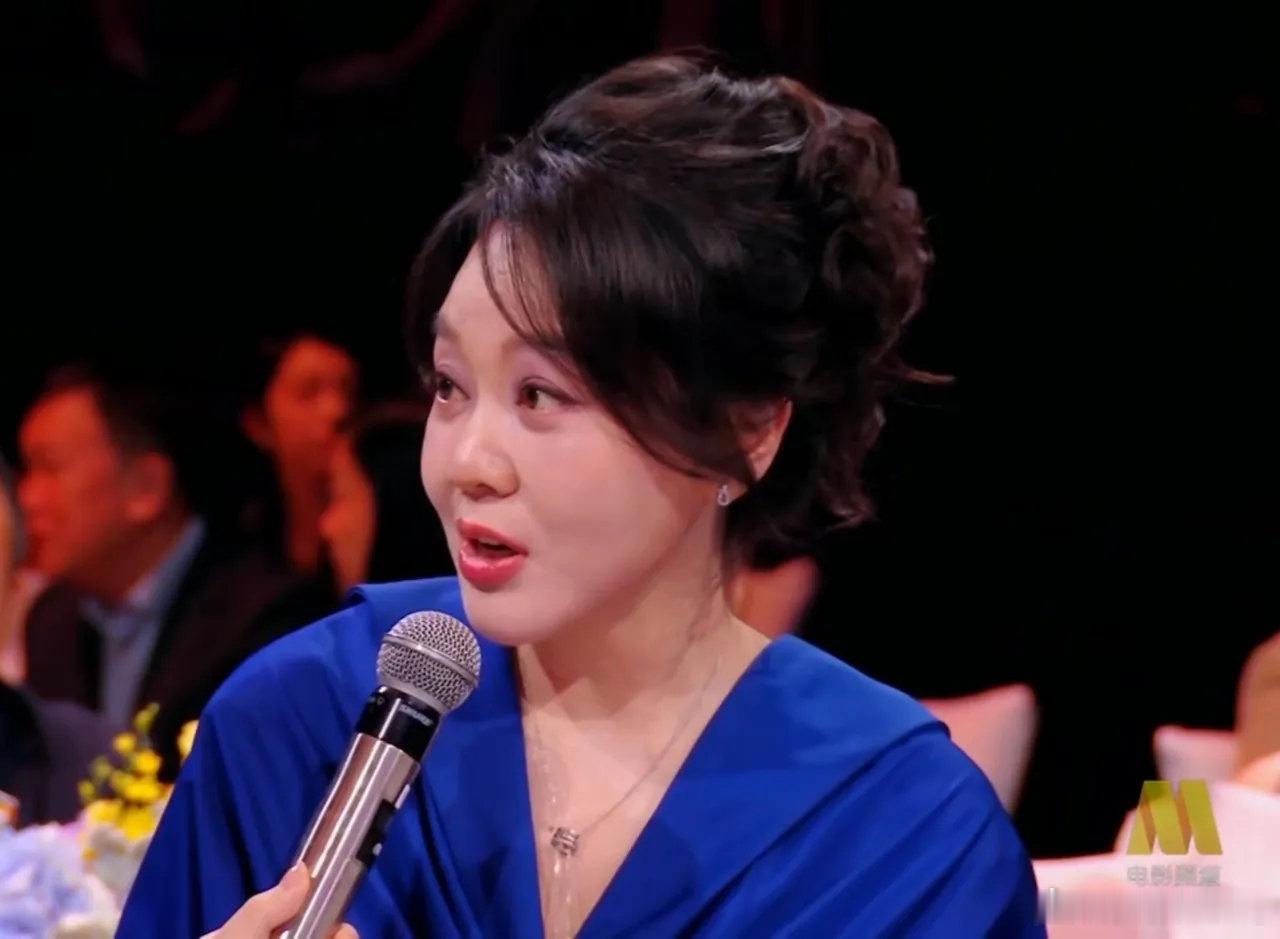 不得不感慨，闫妮和胡歌都上年纪了。
现在新人演员一茬接一茬，可观众目光还是很容易被他俩吸引。
不靠光鲜外表，靠的是岁月沉淀下来的演技，一出场就有故事感，这就是老牌演员的底气。 ​