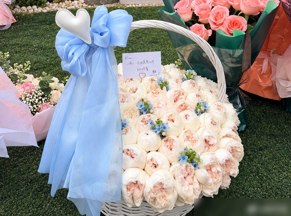 陈乔恩又去陪乔任梁爸妈吃饭了，照片里二老笑得特踏实。
10月15日，乔任梁39岁冥诞。她赶到现场，晒出聚餐合照，配文十年了，你永远是少年。
乔爸公开说了句实在话，说她是性情中人，重情念旧。
一个细节：不是作秀式扫墓，是长期坐下来吃饭、谈心，年年不落。
这哪是友谊，这是替走掉的那个孩子，把爹妈