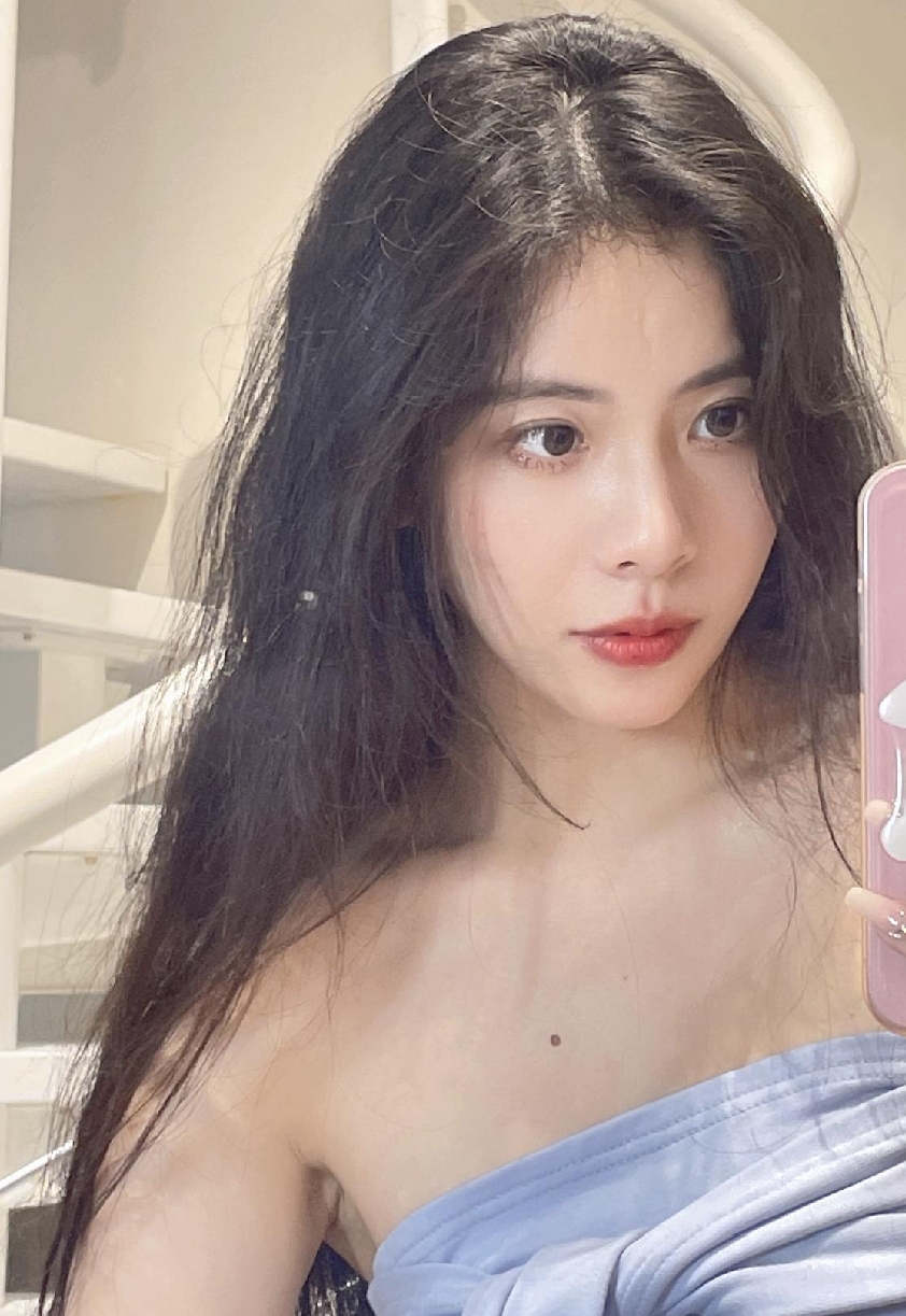 凭你的第一直觉，猜猜她今年多大年纪？