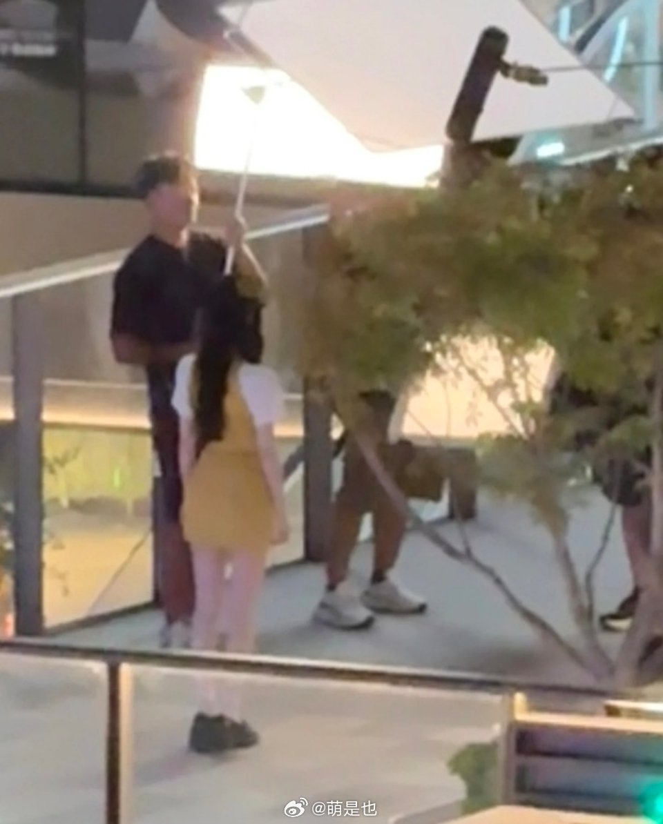 路人拍的鞠婧祎，这样看着也不矮啊 ​