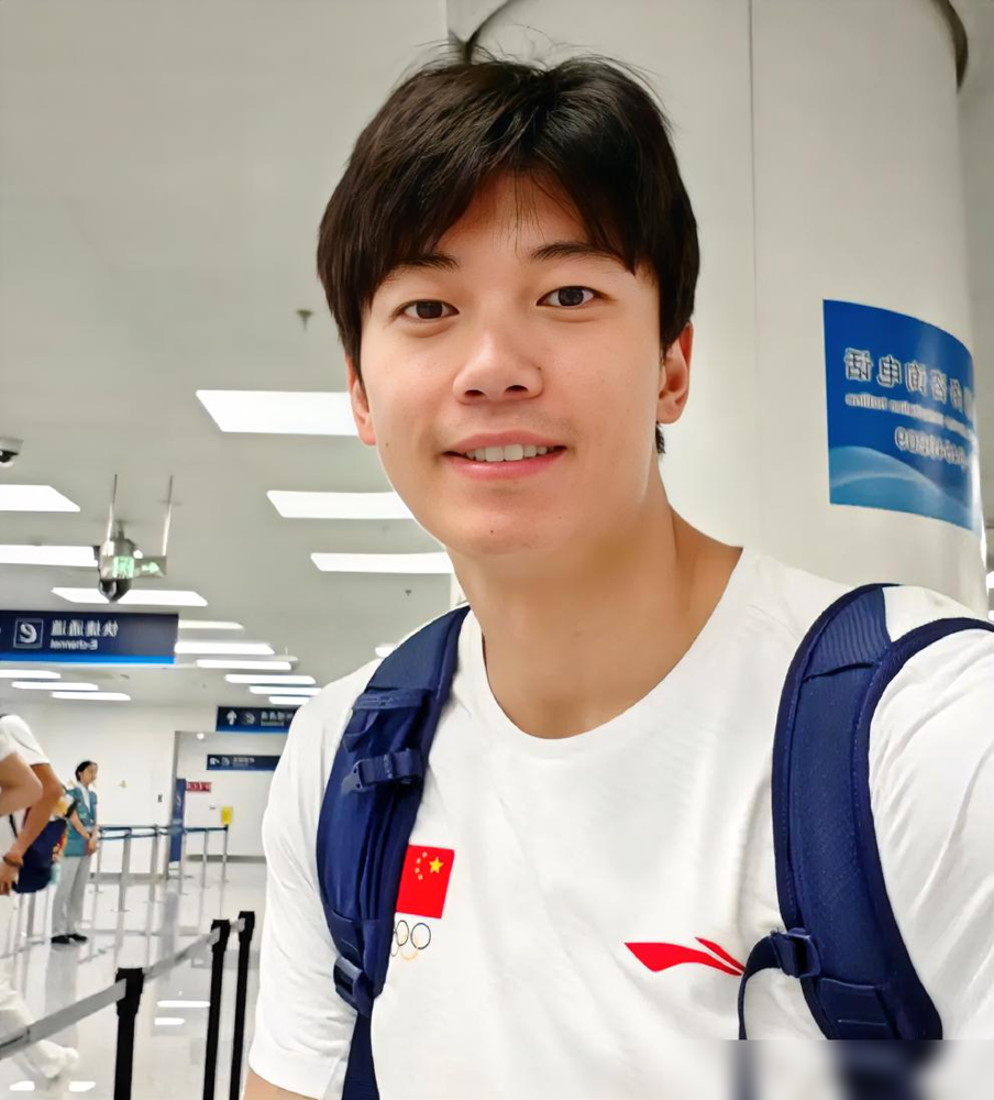 32岁，第五次去亚运会，中国男泳头一个。
汪顺这次只干一件事，200混，奔着三连冠去。高原憋了五周，专抠仰泳和配速，目标卡死1分56秒以内。日本那俩小年轻追得凶，他放话：压力？正好当燃料。
比赛地就有意思了，东京水上运动中心，他2021年拿奥运金牌那个池子。出征那天，拉链黄的，手机壳黄的，连包挂