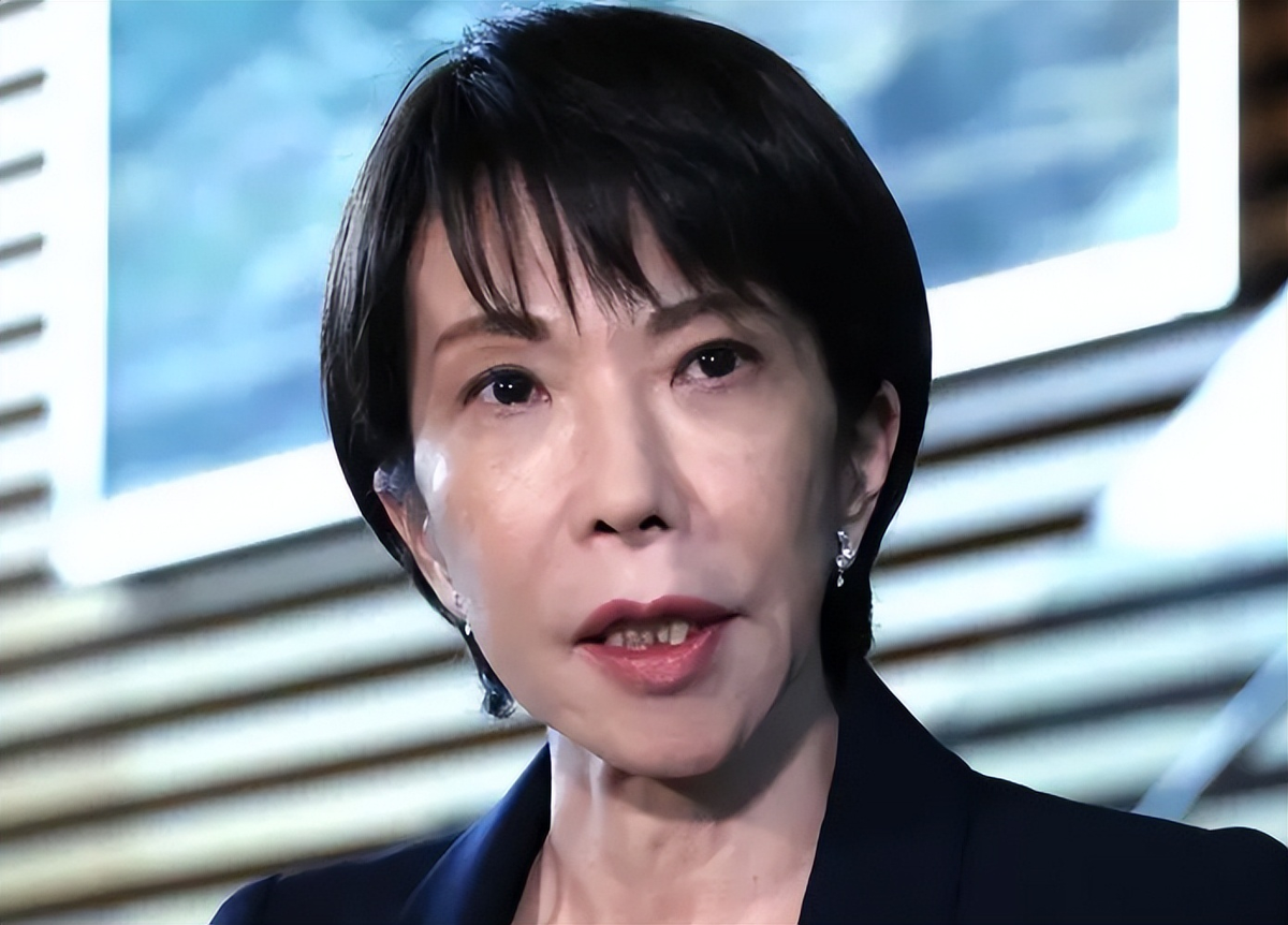 高市早苗这次改组内阁，把林芳正一个人踢了出去。去年总裁选举跟她同台竞争的四个人——小泉进次郎、茂木敏充、小林鹰之、林芳正——前三个全部留任，只有林芳正出局。
留任和出局，在自民党政治里是两种完全不同的处境。
林芳正的政治资本在党内并不薄弱。他是党内公认的政策通，三次参加总裁选举。去年总裁选举第一轮投