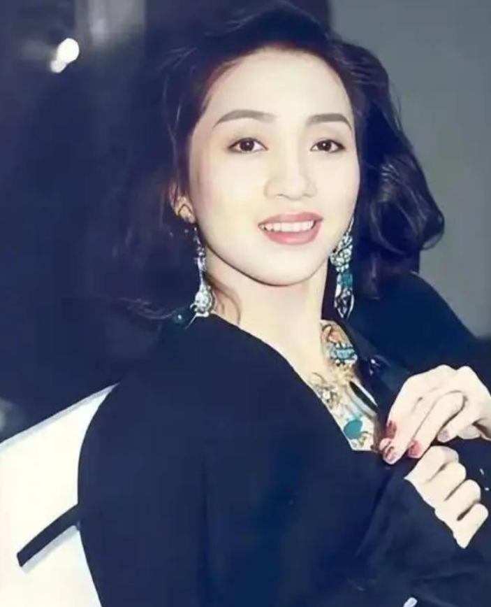 梅艳芳去世后，在医院欠下了85万的费用，张学友二话没说把钱给垫上了。反之妻子罗美薇因为在葬礼上，不停用手扇来扇去的小举动让很多人批评，被指是不尊重梅艳芳的表现。可当真正了解里面的缘由后，才发现这一切并没有想象的那么简单......

主要信源：（中国新闻网——六千人拜祭“香港女儿” 董建华李刚送上花