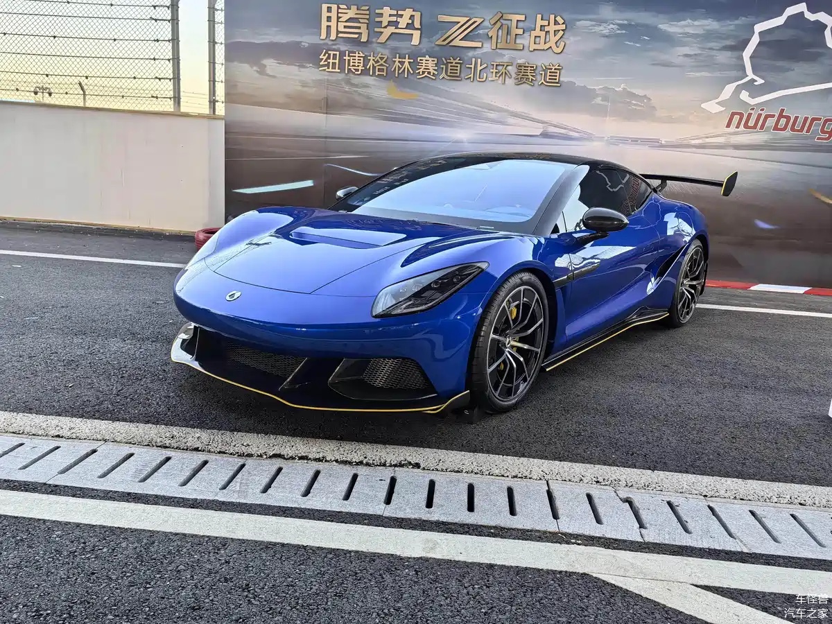 成都车展爆款❗腾势Z硬顶版颜值封神🔥

成都车展被围死的那台车，我替你们看了👀

腾势Z硬顶版国内首秀，预售价68万起，敞篷78万，赛道版118万

低趴宽体双门GT，碳纤维车顶+镜湖银车漆

2+2四座，流光黄内饰，保留实体按键（老司机狂喜）

车机双主题，赛道模式直接显示G值/电机温度/扭矩