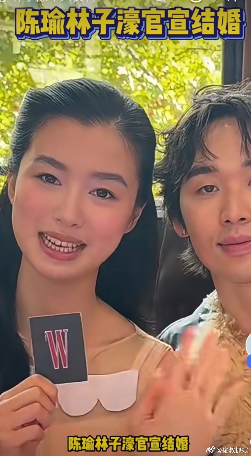 林依轮儿子结婚了。儿媳妇与婆婆长得真像！

林依轮儿子名字很洋气一一林子濠，他老婆名字却显得本真一一陈瑜。但职业时尚，为法籍华裔超模，10月21号俩人官宣结婚！

面对儿媳妇与儿子婚姻生活的开启，林依轮曾说第一眼就觉得陈瑜心特别好，让自己很放心。
看这一家人照片，感觉儿媳妇跟婆婆长得有太 ​