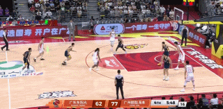 杀人诛心！伯顿弧顶横穿双人防守隔扣王少杰炸场，广东颜面彻底被击碎   ...