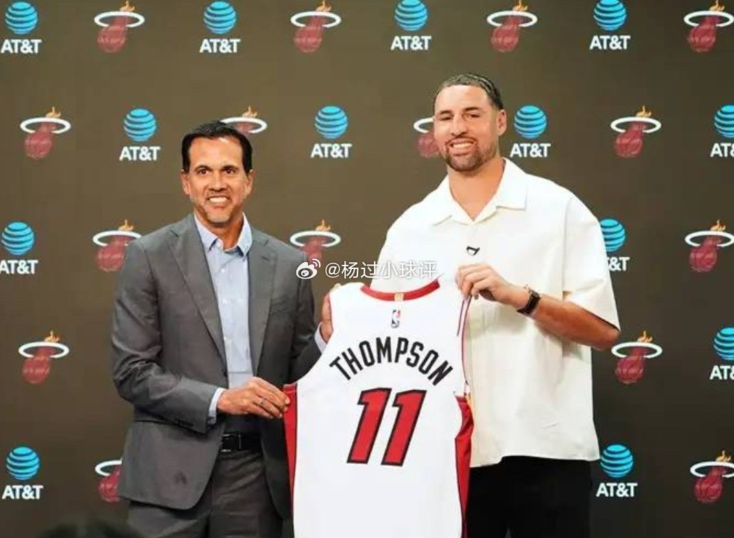 nba 热火释出影片　K汤问队史单季三分球纪录热火于今天(3日)释出一段有关Klay Thompson加盟热火以及他在场馆训练的影片，而最令外界感到兴趣的是他问了热火单季最多三分球的纪录。影片中有Thompson与总教练Erik Spoelstra热情拥抱、在场馆练投、以及日前在记者会上访谈的画面，而最令人感到有话题性的就是他问：「热火单季三分球的纪录是多少？」热火单季三分球纪录是Duncan Robinson在2019-20年球季所缔造的270记三分球，且该球季Robinson三分球命中率高达4成46。Thompson言下之意就是要挑战这个纪录，不过对现年36岁的他来说难度相当大。