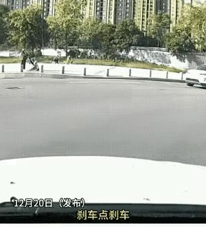 西安这起车祸，真是令人痛心不已！一个年轻的小伙子生命就这样突然终结，而...