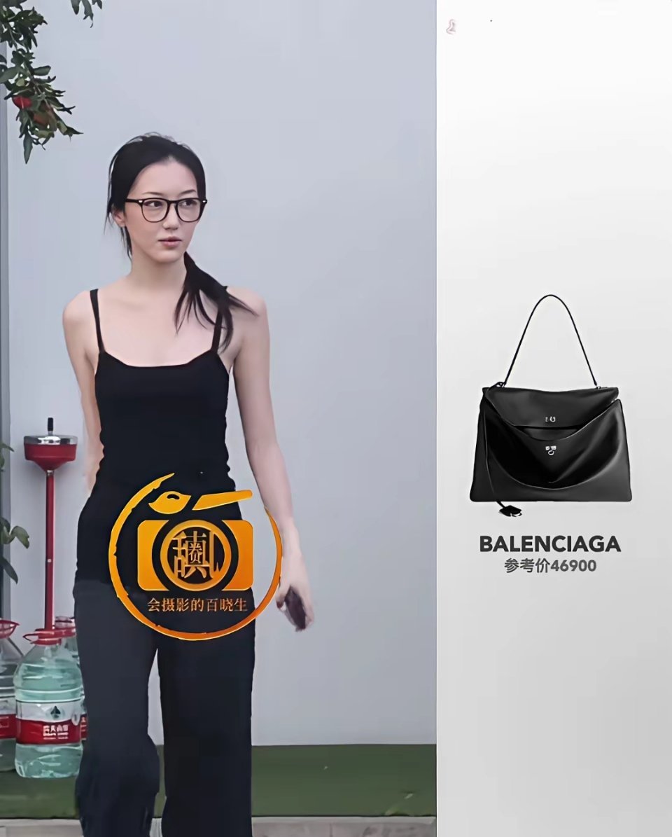 王菲好会生啊，大女儿窦靖童继承了她的嗓音，小女儿李嫣继承了她的身材和气质，可是两个女儿却又都长得像爸爸，太公平了吧！
前几天刷到李嫣和妈妈王菲出行，这次又刷到李嫣和姐姐窦靖童出行。
李嫣穿着一身黑色吊带装，戴着眼镜，扎着高马尾，个子高挑，估摸最少一米七几，身材纤瘦，长胳膊长腿的，很 ​