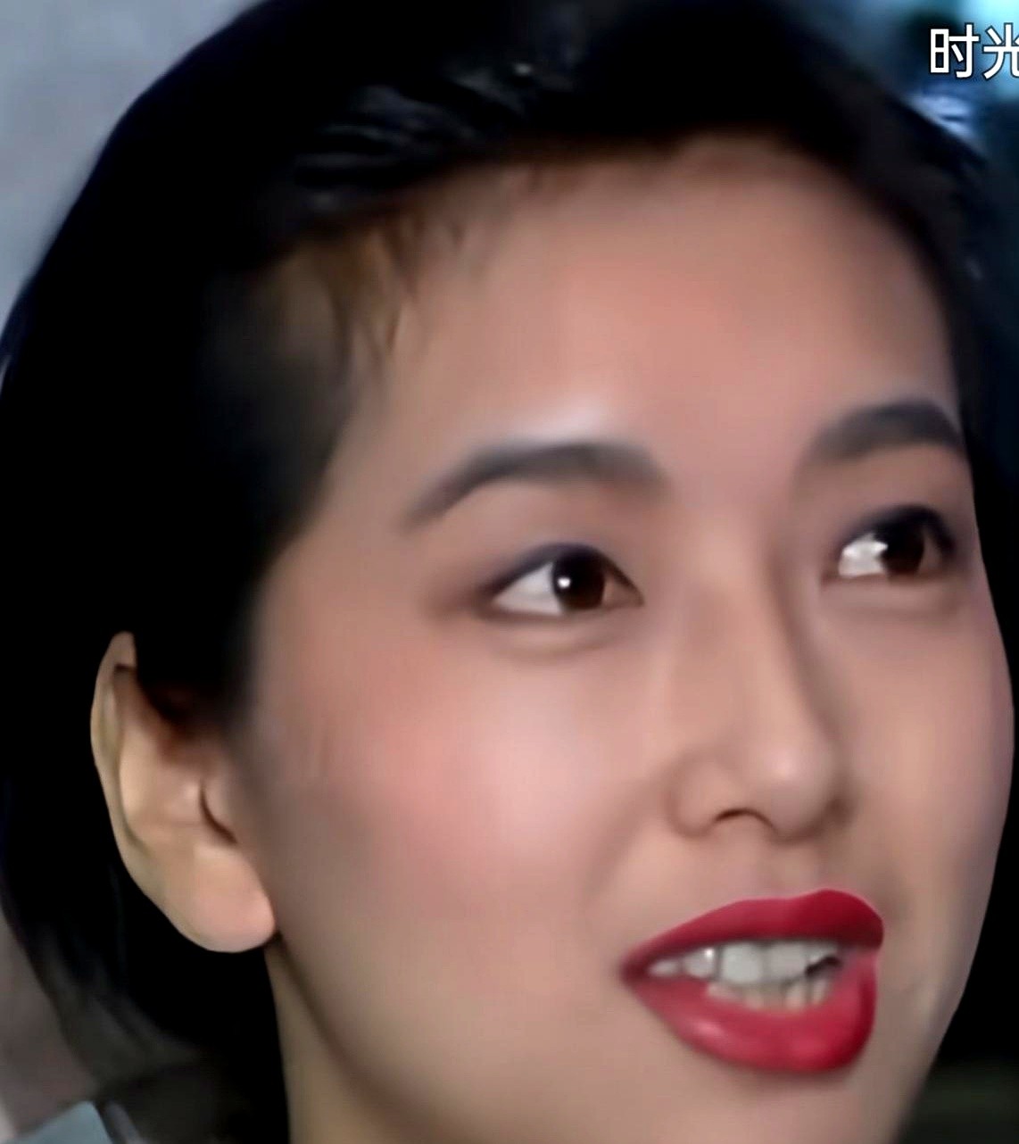 江珊年轻时那么俊俏，女儿的长相却没随她。

高亦心的五官和脸型，其实更像爸爸高曙光。脸型偏宽，少了点妈妈当年那种文艺范少女的灵动，没能遗传到妈妈的好基因。

这情况其实挺常见。

像林青霞、王姬、王菲、张庭这些女演员，当年都是几十年一遇的大美人。

她们的颜值实在太高了，女儿们就算不丑，也很难达到妈