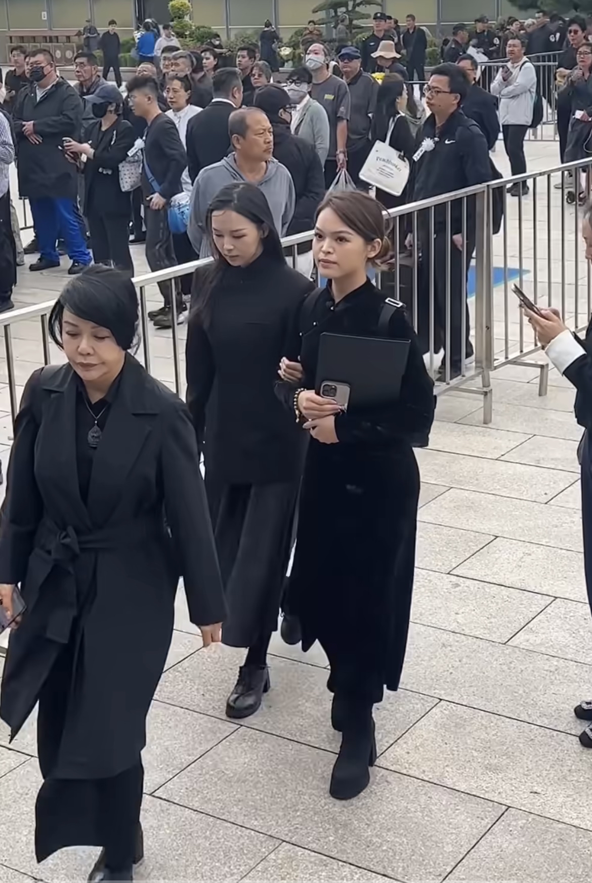 9月30日，
游本昌遗体告别仪式在八宝山殡仪馆兰厅举行，两位孙女长得很漂亮，穿着中式黑衣，神情黯然，送爷爷最后一程。

在9月24日游本昌辞世当天，孙女游叶盈琪就曾在长文中写到，爷爷是我最好的老师，最大的榜样，也是我最亲近的朋友，爷孙两感情非常好。

两个孙女都很有才华，大孙女北京大学本科毕业，妥妥
