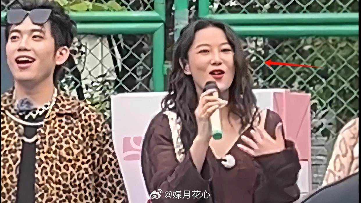 张馨予的纯生图曝光，整个人胖得像150斤脸型大变直呼认不出，她的脸型圆润发腮，下颌线消失，五官辨识度大幅下降，加上臃肿的体态，整个人显得疲惫又接地气。 ​