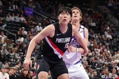 明天上午11点，在咪咕视频直播爵士VS开拓者。首先这是杨瀚森和李凯尔的...