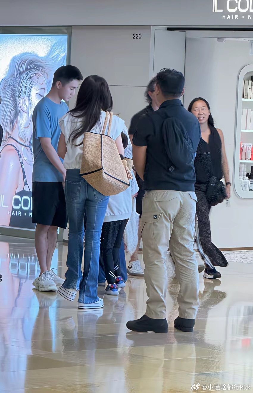 何猷君带儿子出行被偶遇，小朋友个头到爸爸腰部，遗传了妈妈身高优势呀 ​