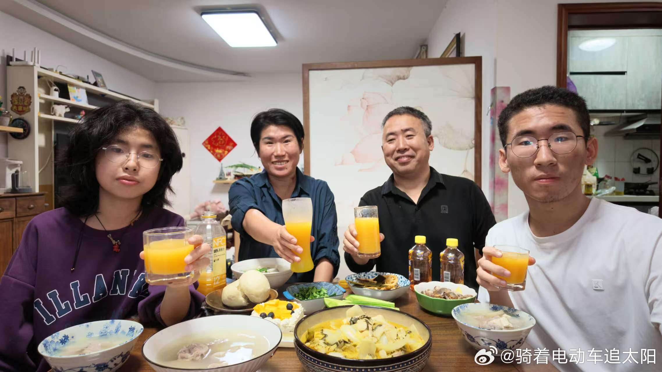 老王的生日，恰逢儿子回来，用上了新武器大疆。
简单做了个菜，好歹也算是有鱼有肉的了，要不是我感冒比较懒，我应该可以弄个几菜几汤的。原本我提议出去吃的，他们觉得不如就在家里吧，出门困难症。
感觉我因感冒不适眼睛都还肿着，外面下着雨，我从科技市场刚回来不久。
哥哥答应了小伙伴们的采买， ​