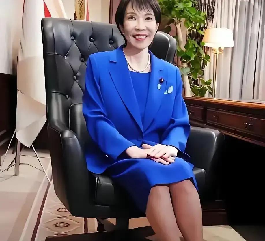 强烈呼吁，咱们媒体应该把“天皇”改成“倭王”！
 
因为“天皇”这个词，原本就不属于日本。
 
1946年1月1日，东京，寒意刺骨。裕仁坐在书房里，面前摊开着一份刚刚拟定的诏书草稿。他的手悬在笔上，微微颤抖。窗外是战败后第一个新年，但听不到任何庆祝的声音，只有一片死寂的废墟。就在几分钟前，盟军总司令