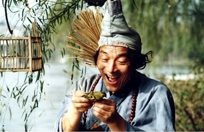 93岁济公游本昌离世，胡歌、繁花剧组集体送别，那句“我很舒服”看哭无数人
 
谁能想到，一代人记忆里的济公爷爷，游本昌先生在9月24日凌晨安详离世，享年93岁。女儿说，老爷子走的时候没有痛苦，最后一句是：“我很舒服。”短短四个字，平静又有力量。
 
国家话剧院发布讣告，这位一级演员一辈子信奉“以文艺