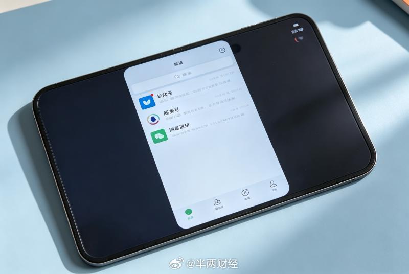 【#苹果折叠屏微信适配存黑边#】10月22日，苹果首款折叠屏iPhone Duo处于预售阶段，将于10月23日发售，不少博主实测发现微信在7.6英寸大屏下存在黑边问题，微信正积极推进折叠设备适配、尽快更新版本。苹果客服称折叠新机第三方App适配需要周期，官方购机支持14天退货保障。详见： ​