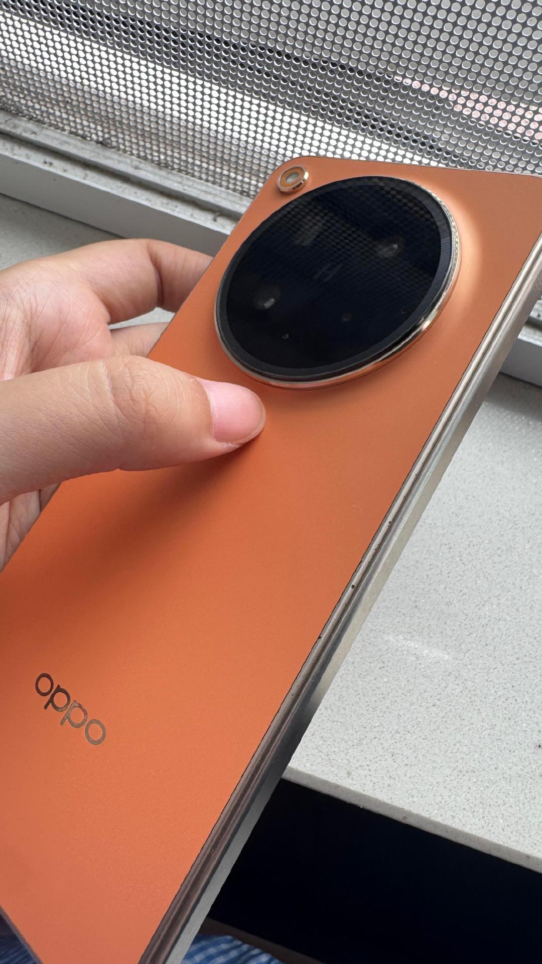 OPPO Find N6这台机器没有摔过、没有磕碰，属于正常日常使用，掉漆氧化自发出现。一旦换中框屏幕，新机直接变成维修机。

产品疑似工艺品控带来的问题，后果却要消费者自己承担。这应该不是个例了吧！也想问问大家，折叠屏中轴无磕碰氧化掉漆，遇到这种售后处理，一般该怎么维权？ ​