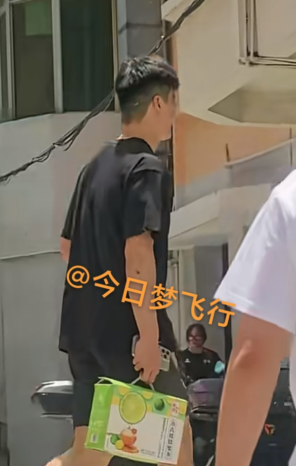 广东队根本不是兄弟篮球，球员都快把杜锋逼下课了，你还信他们闹着玩？  ...