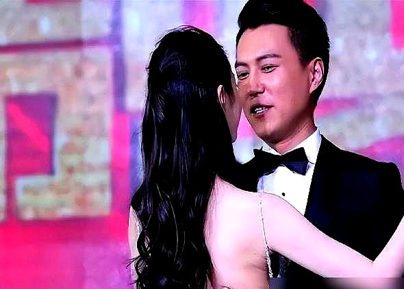 2015年国剧盛典，胡歌牵着王乐君先走一步，把穿淡蓝露背长裙的宋轶晾在了台上。

镜头没切，台下全盯着。宋轶手没处放，脸上的笑僵了半秒。

这时候靳东没犹豫，侧身一步上前，一把牵起她直接滑进舞池。他在前面引节奏控走位，宋轶马上跟上，裙摆一甩，全场这才松下来。

事后查流程，这舞确实是提前设计的。但当