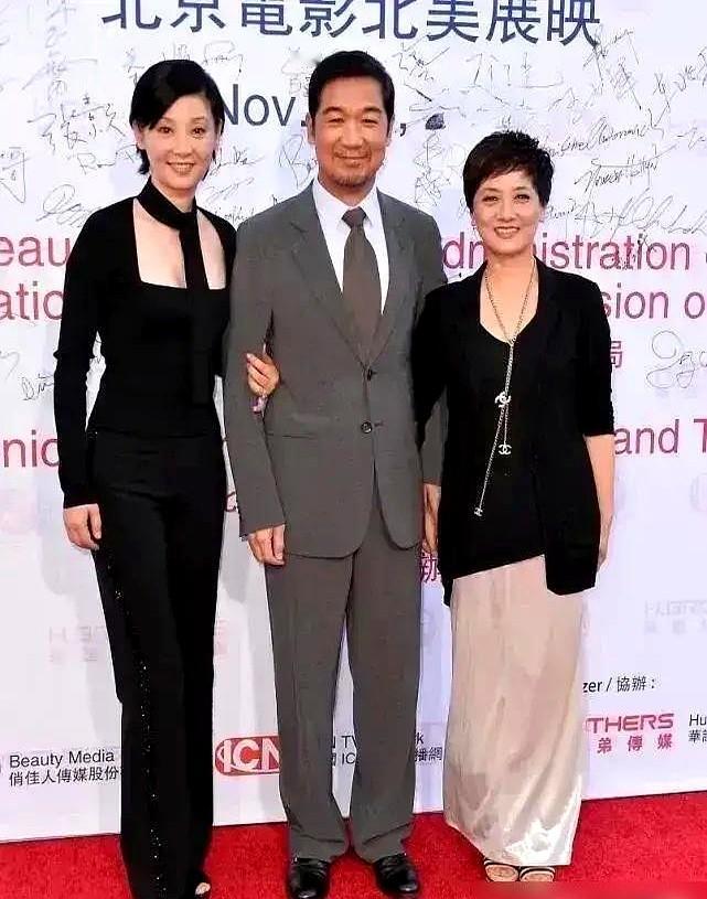 张国立掏出一张泛黄的老照片，现场瞬间安静。照片里的女孩18岁，眉眼间全是林青霞的影子。

这人是邓婕。当年红楼梦剧组试戏王熙凤，导演盯着她直摇头。一米五六的个头，怎么压得住贾府那帮人精？

邓婕没争辩，换上戏服往镜头前一站。眼波流转间，眼尾凌厉地往上一挑，算计和泼辣全砸向镜头。硬生生用眼神撑起两米八