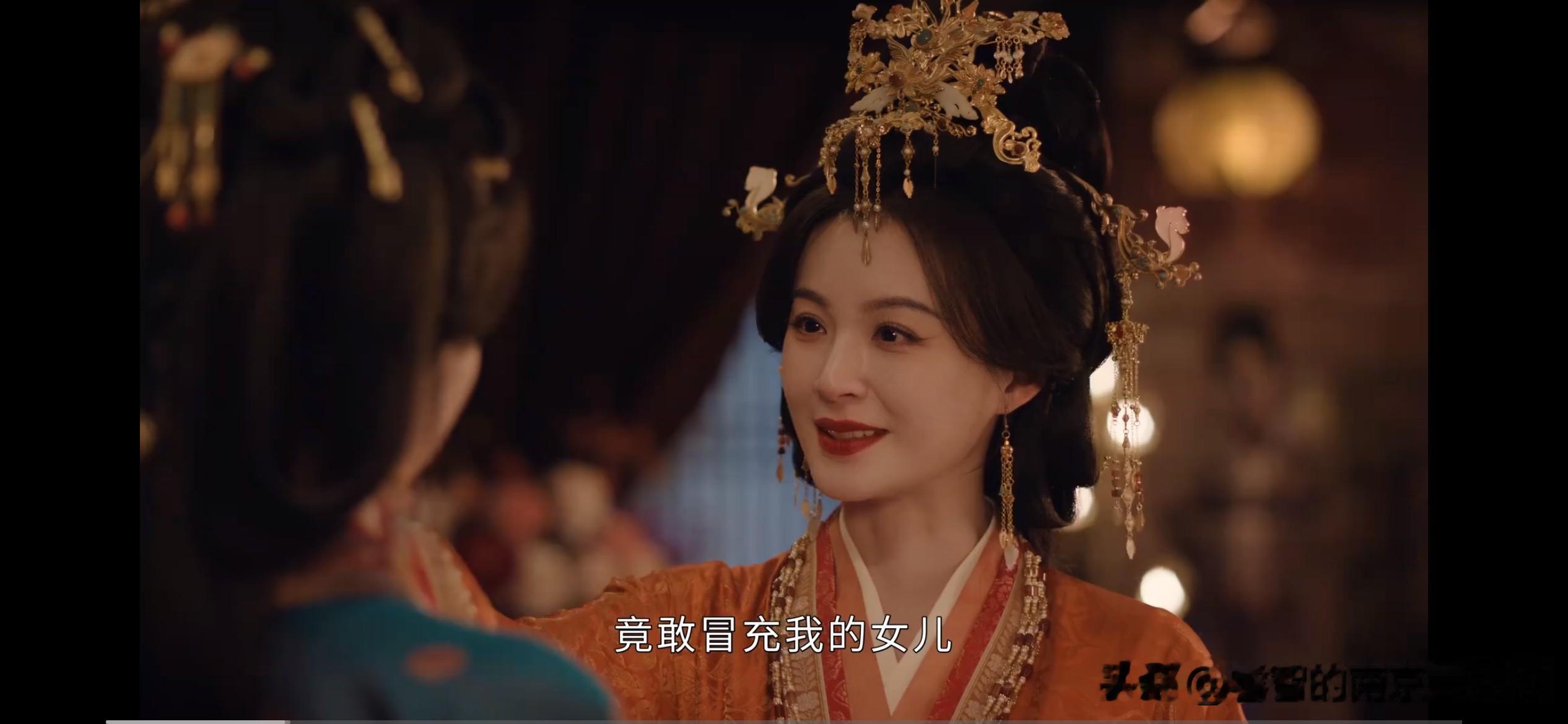 古装剧《嫁金钗》剧情越来越精彩了，周芙（毛林林 饰演）以为阿丑（田曦薇 饰演）冒充她的女儿魏娆，为了让君黛（田曦薇 饰演）回到陆濯（闫桉 饰演）身边，她给了阿丑两条路选，要么嫁给霍玦，要么受釜烹之刑，心肠狠毒到周芙母亲寿安君（恬妞 饰演）都看不下去了！

周芙咄咄逼人，阿丑只能掀翻了锅自救，陆濯赶来
