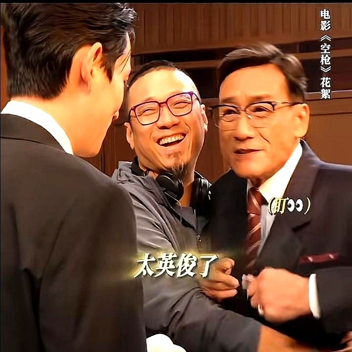 梁家辉看朱一龙那眼神，跟看宝藏似的。

路演现场，他握着话筒感慨：“在电影圈这么多年，能遇上这样一位对手，此生无憾。”这话他重复了好几遍。戏里两人对峙，眼神都是戏；戏外，他直接夸朱一龙“没话说”。

杀青那天更绝。梁家辉本来走了，又折回片场，对朱一龙说了句“明天不会再见到你了”。结果第二天朱一龙真来