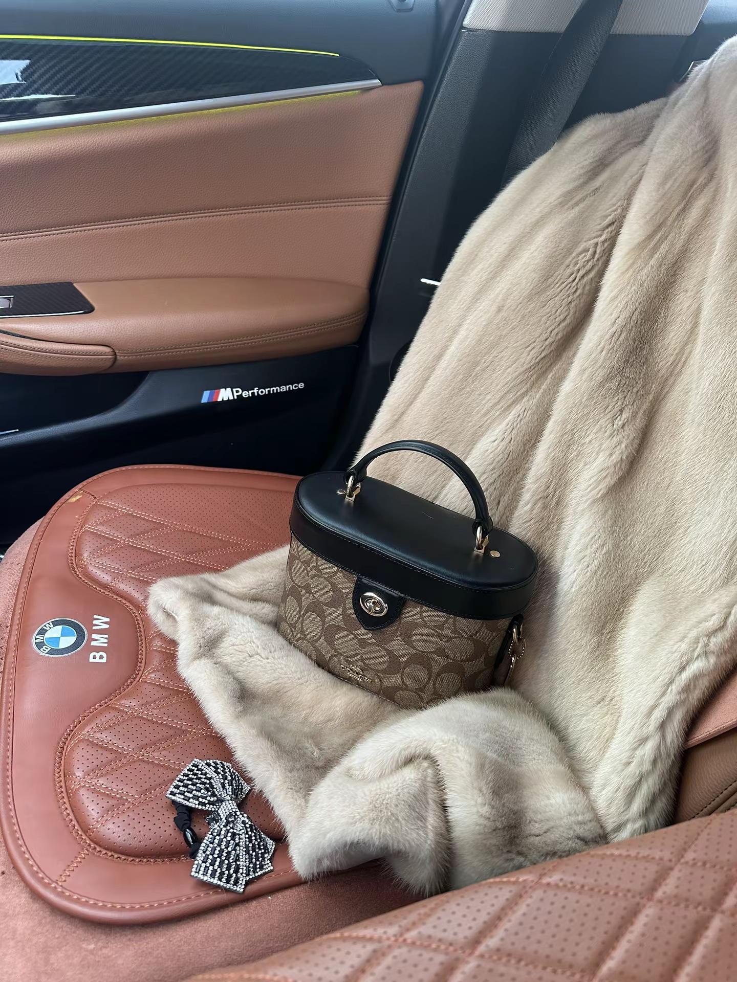 成熟女人的三大标志：穿貂，买黄金，听凤凰传奇