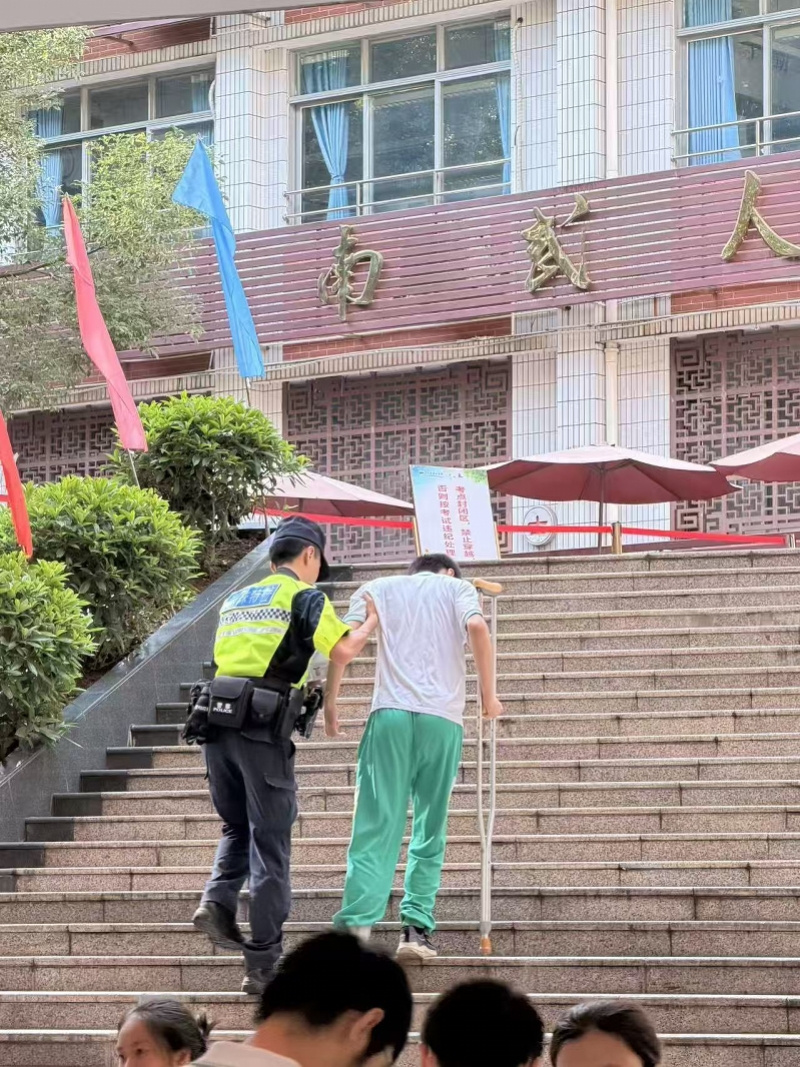 【广州民警快速为忘带身份证考生开证明！花都严厉打击黑飞扰考】，高考第二...